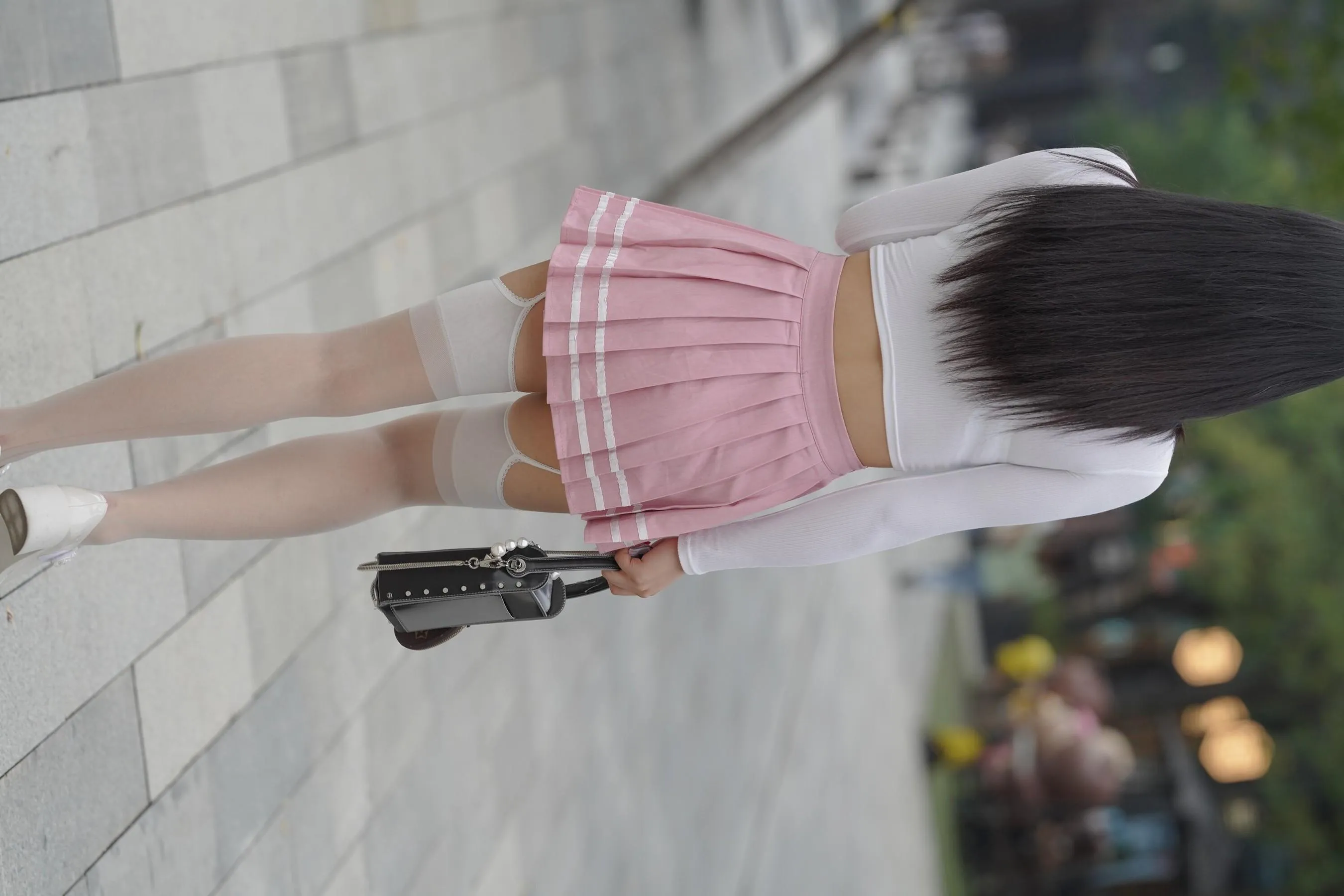 魔镜街拍 NO.161 街拍白丝吊带袜美女 [109P]插图7